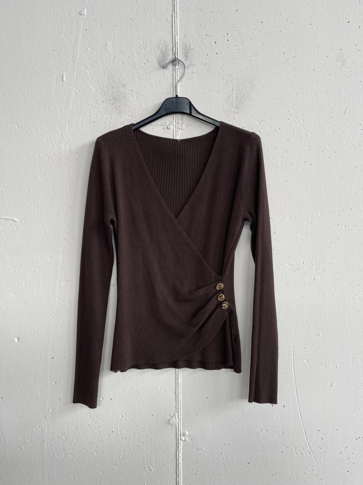 Cardigan aderente con bottoni laterali e arricciatura
