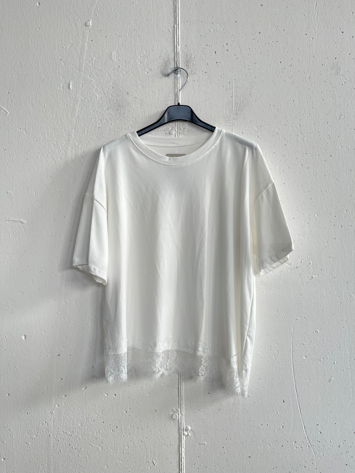 T-shirt Svasata con Pizzo sul Fondo