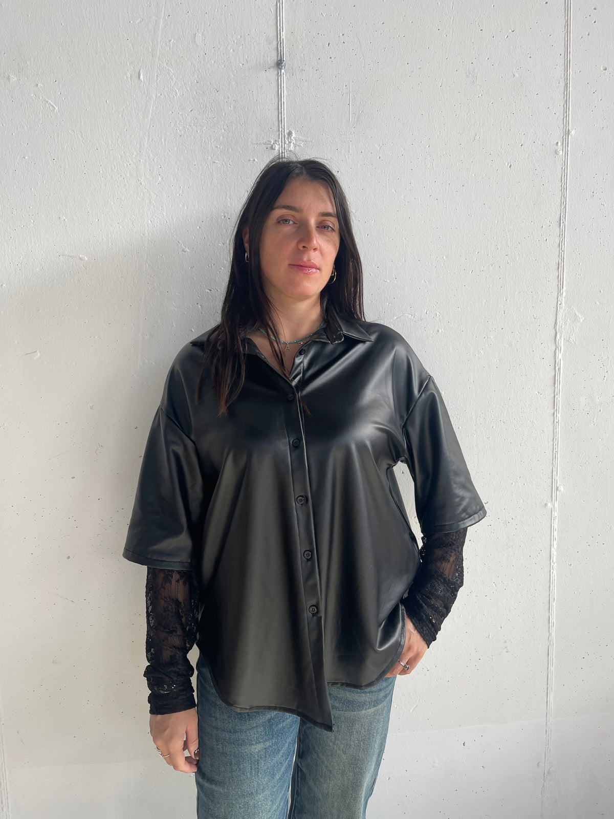 Camicia in pelle con maniche in pizzo