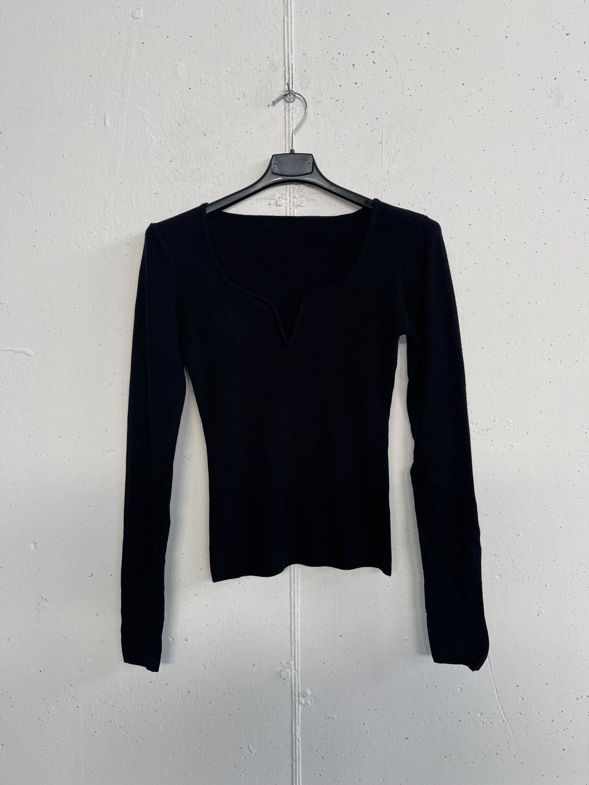 Pull con scollo quadrato e intaglio a V