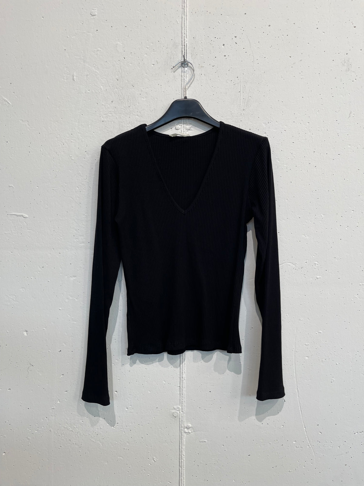 Maglia slim a costine con scollo a V profondo