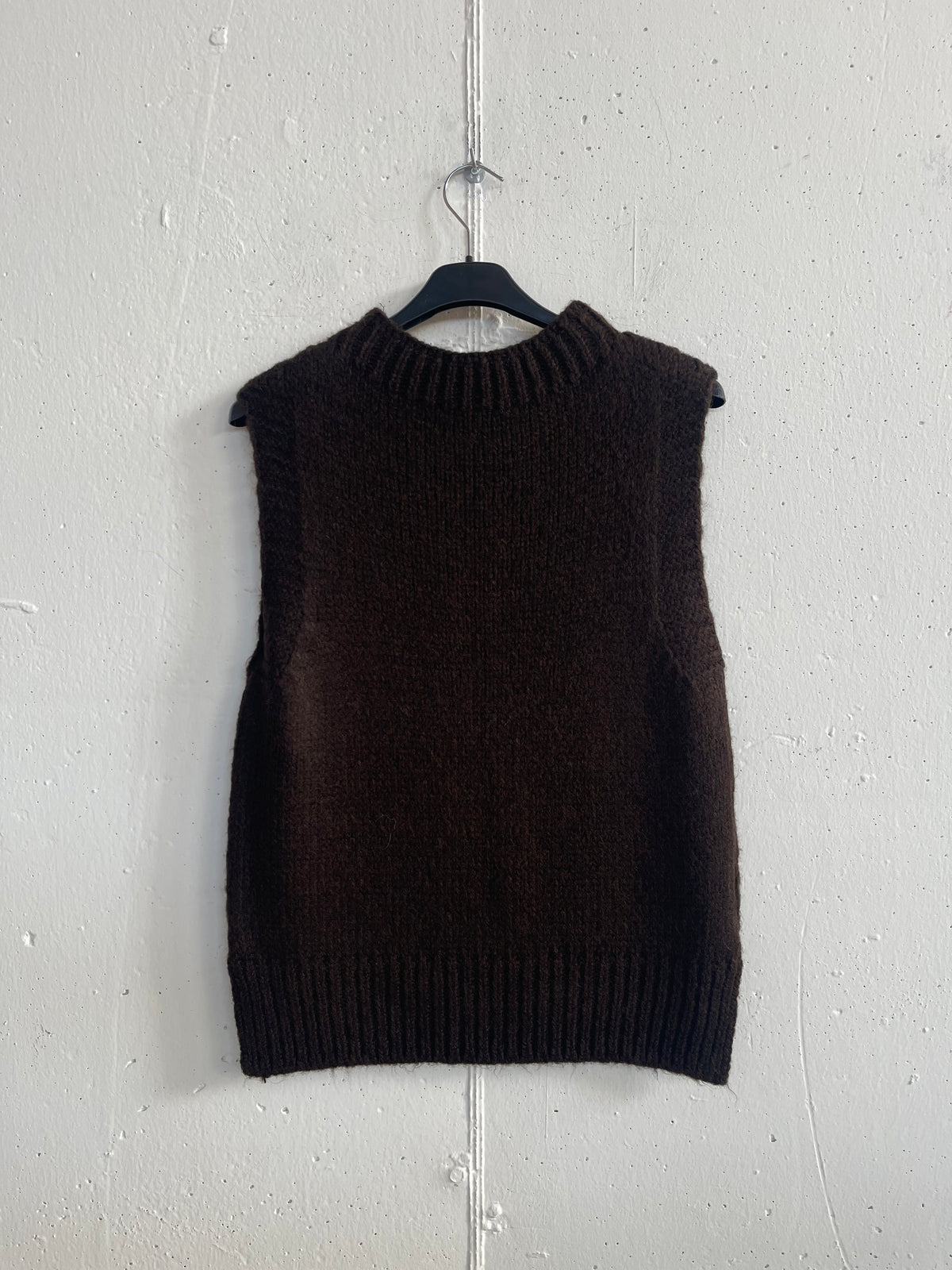 Gilet con treccia ricamata