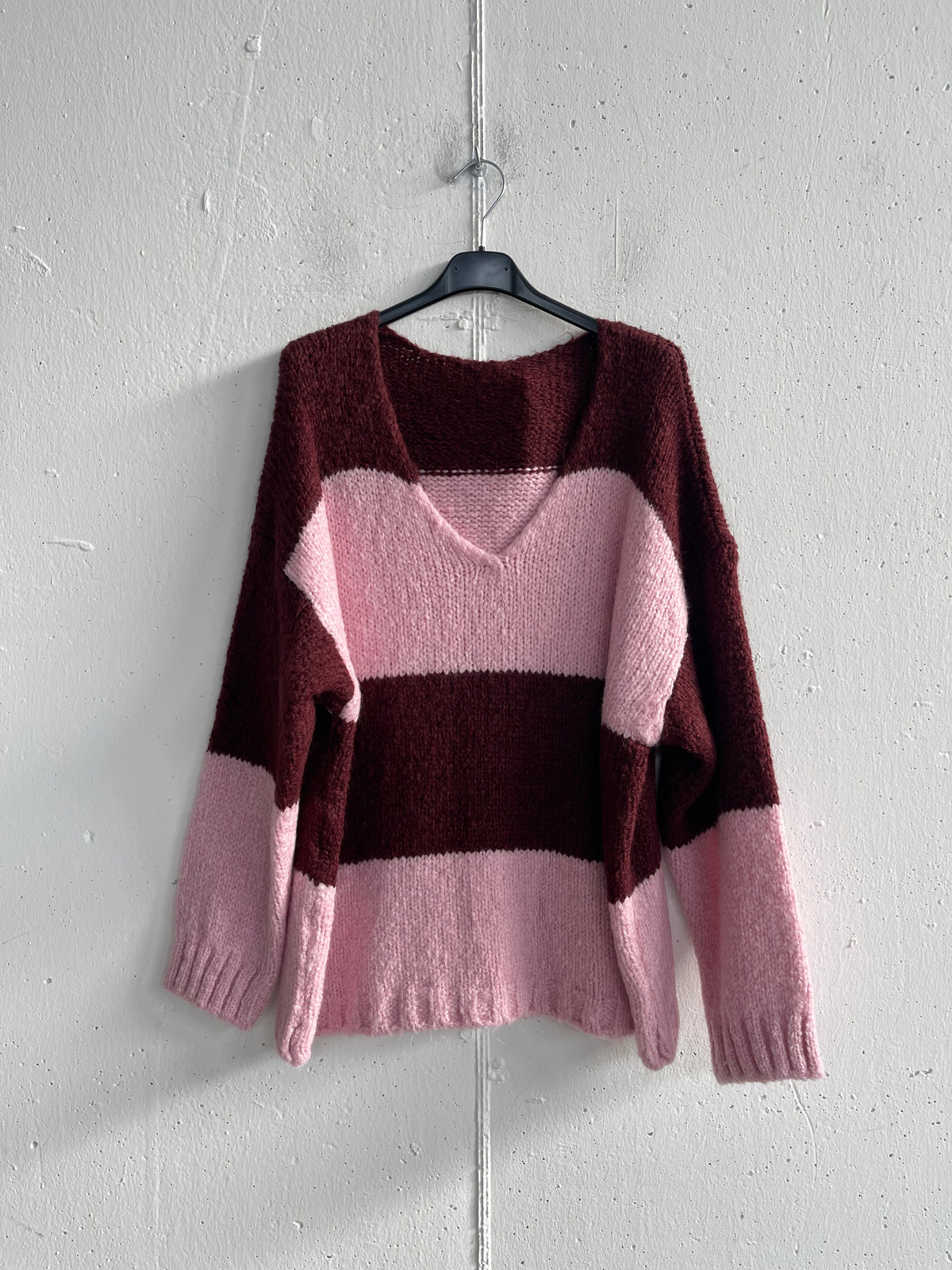 Maglione a righe con scollo a V