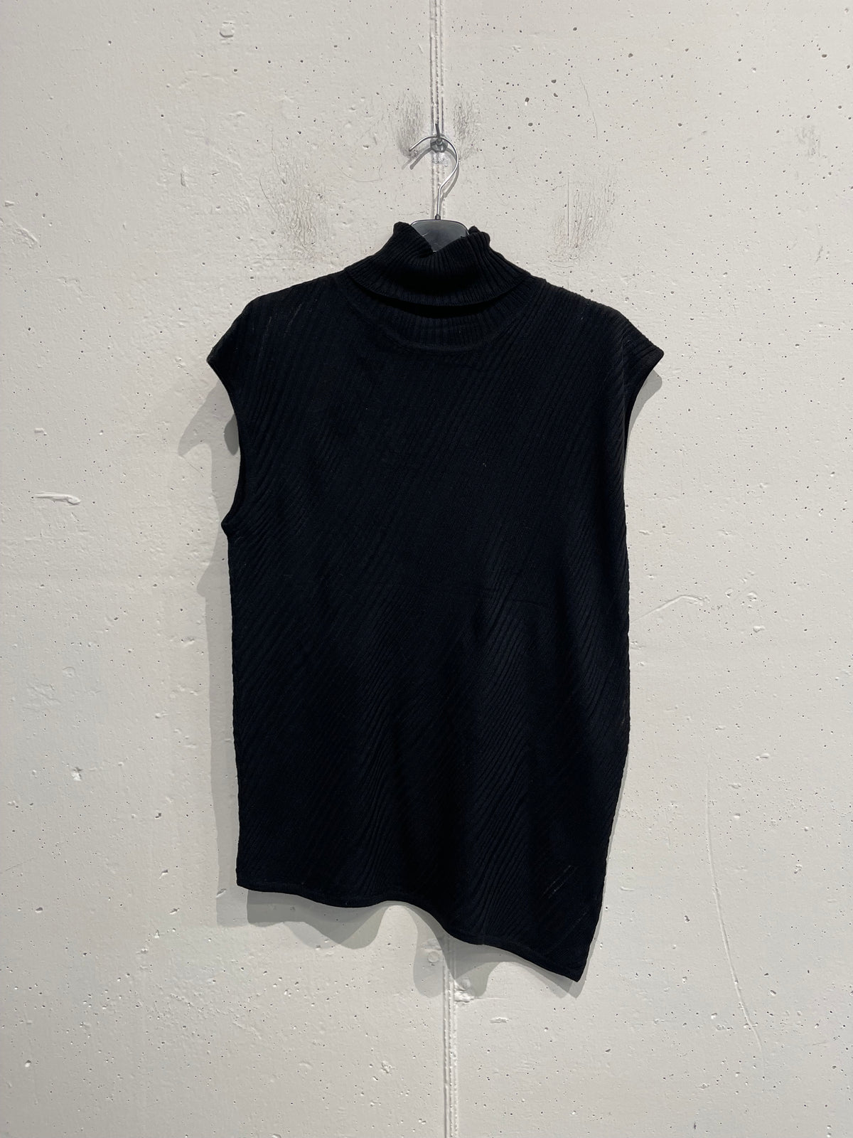 Gilet con collo alto e taglio obliquo