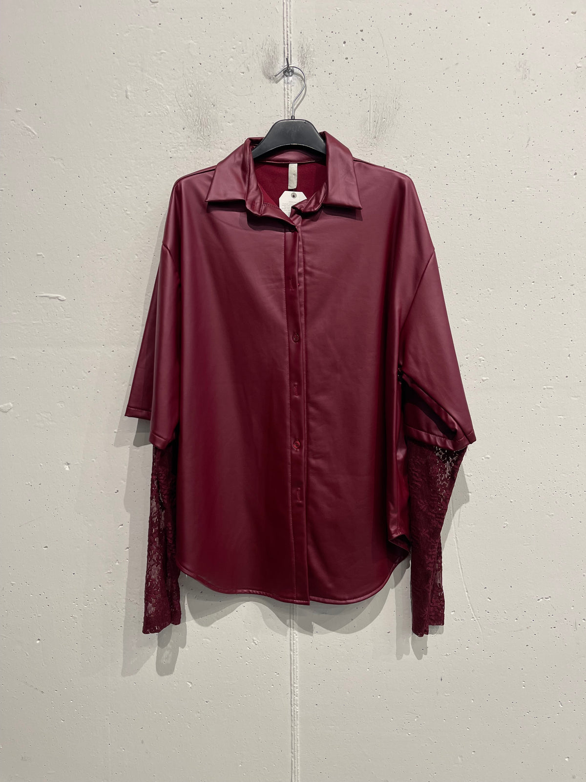 Camicia in pelle con maniche in pizzo