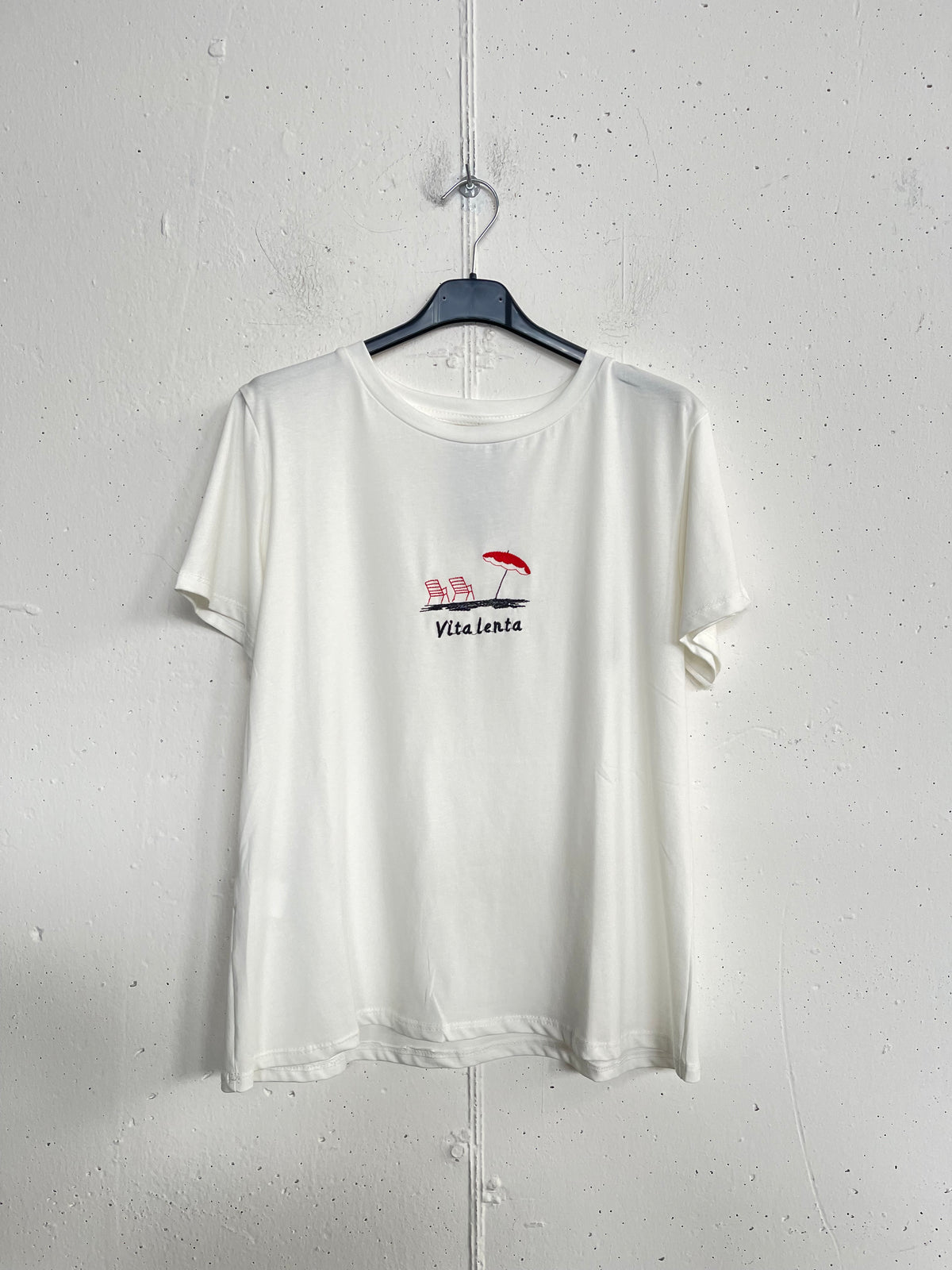 T-shirt con scritta ricamata “Vita lenta”