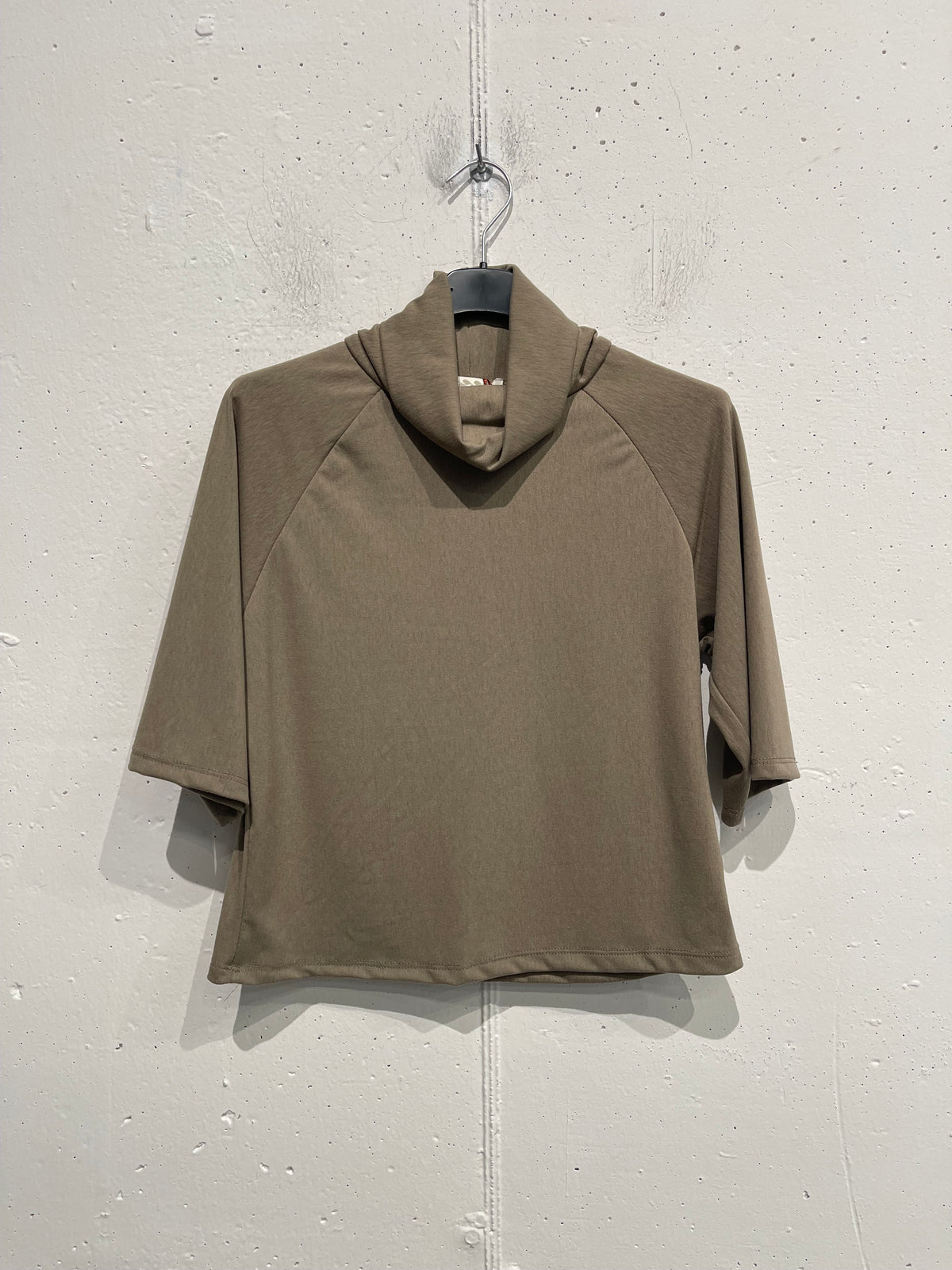 Maglia mezza manica con collo alto
