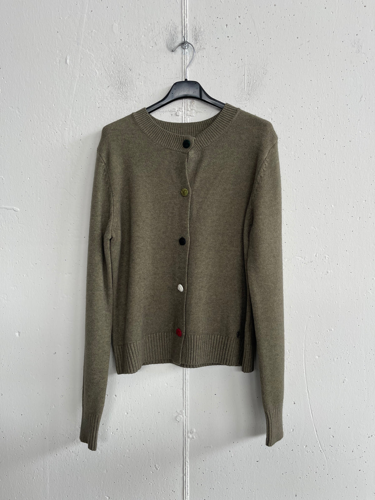 Cardigan basico con bottoni colorati