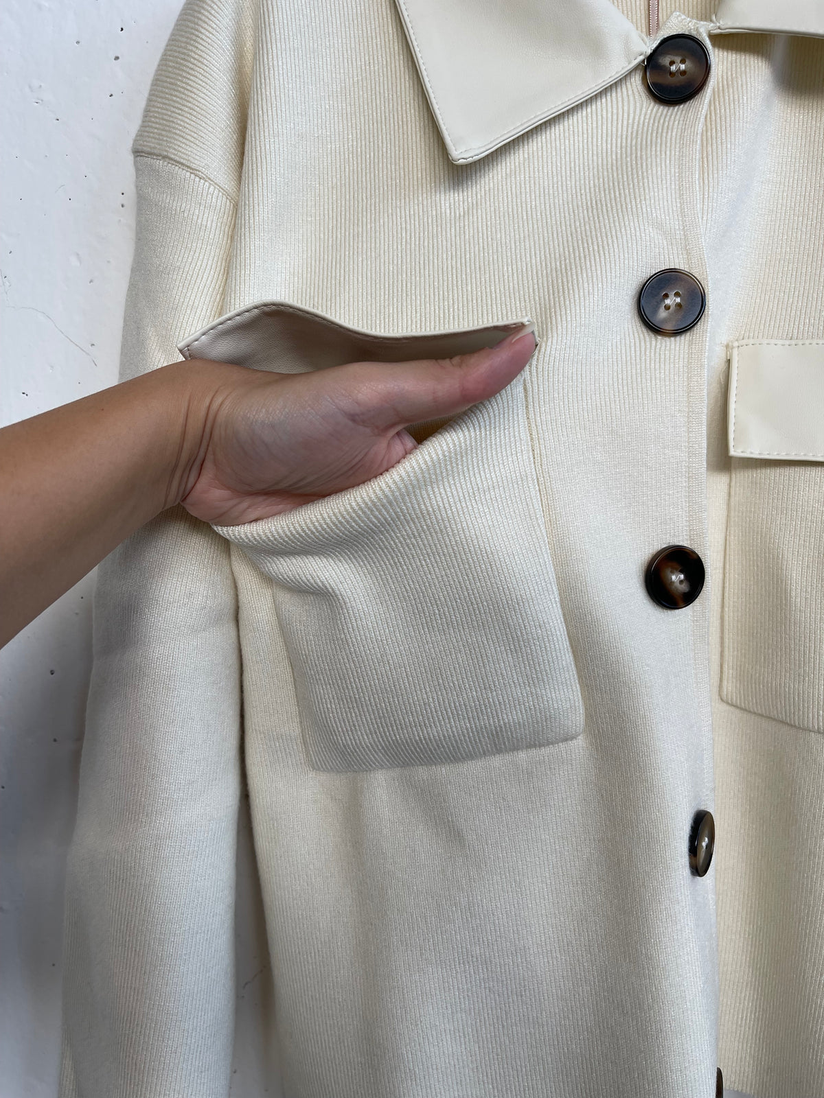 Cardigan con scollo a camicia e dettagli in pelle