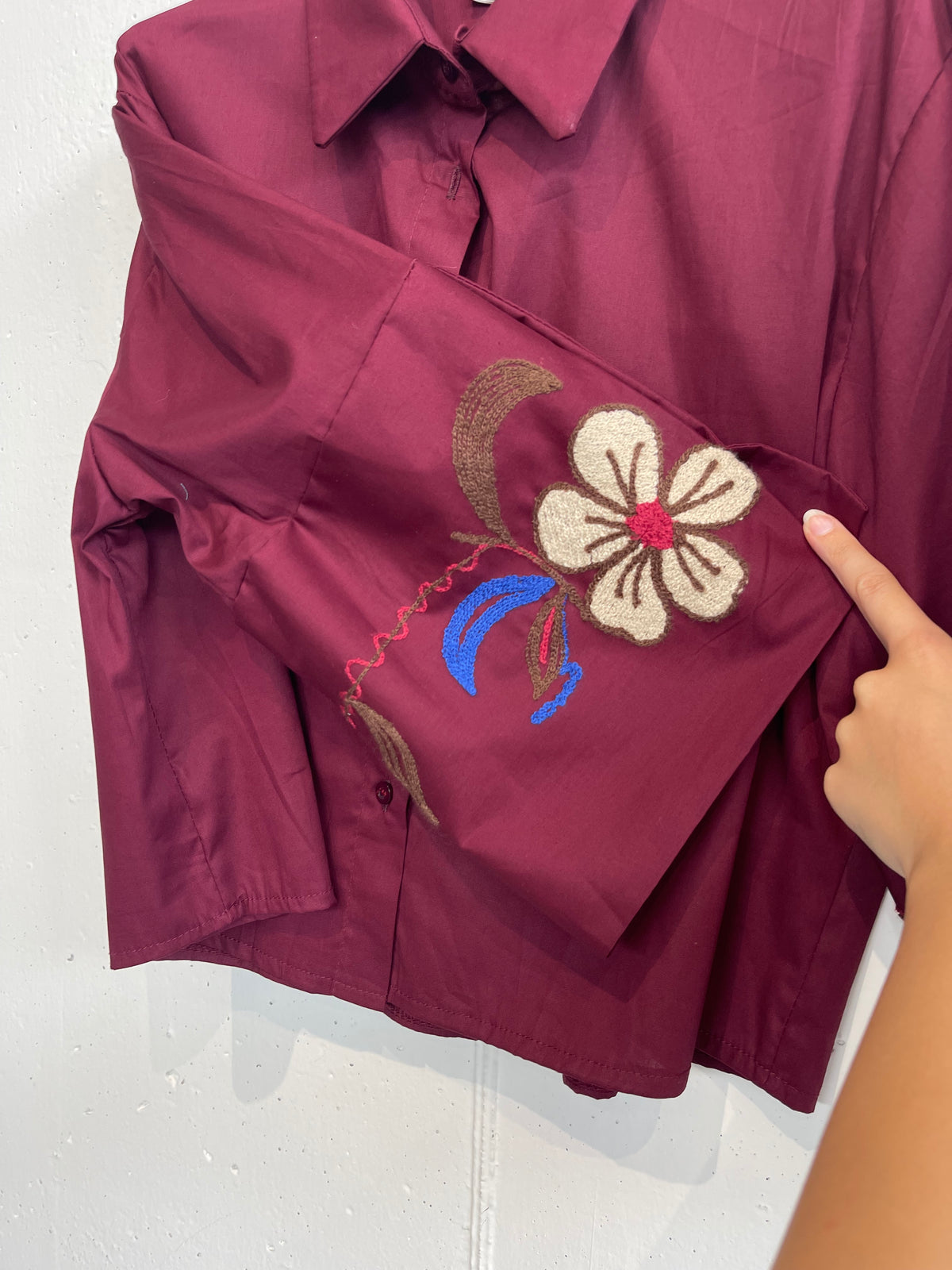 Camicia a scatola con fiori ricamati