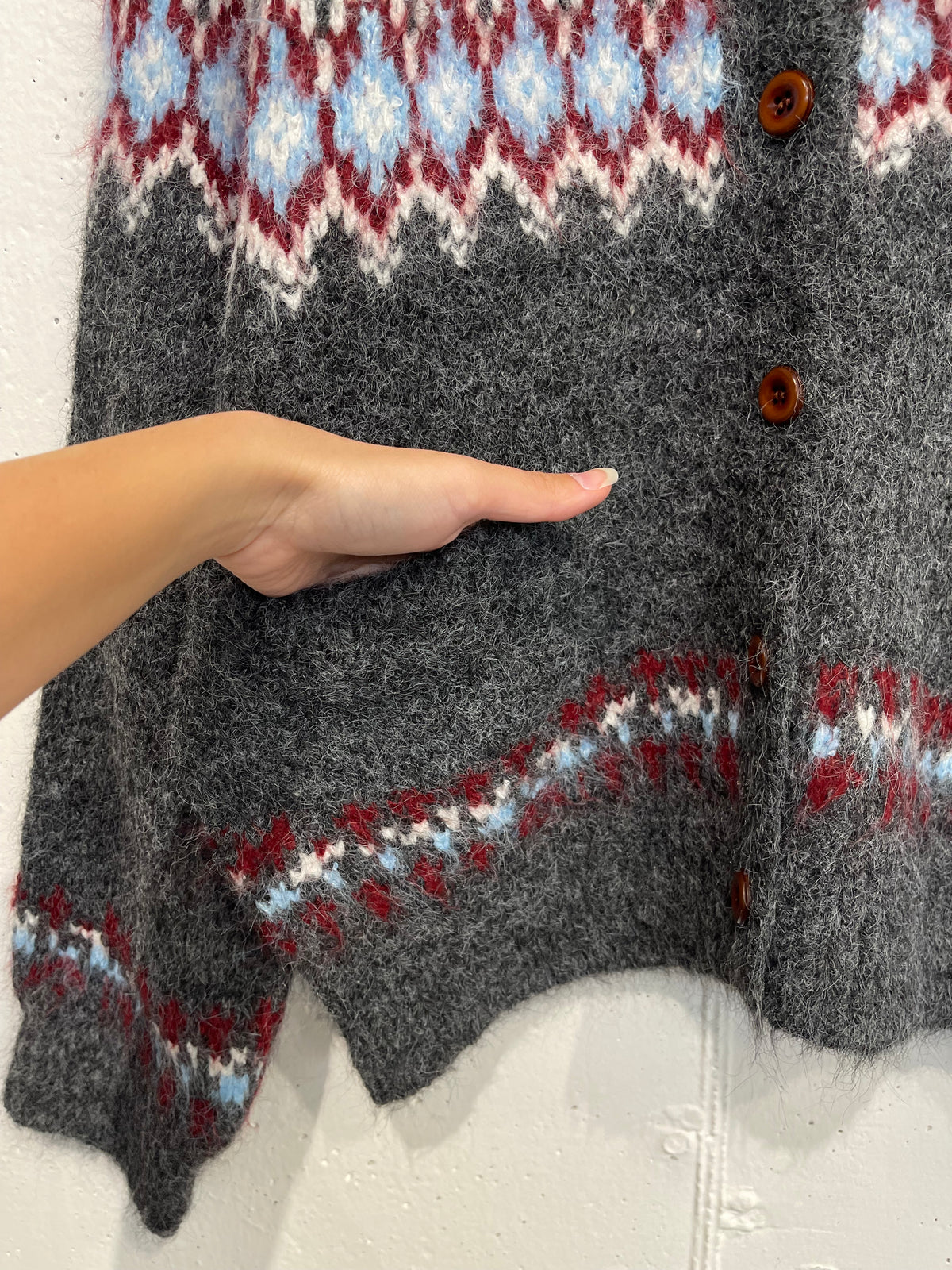 Cardigan con tasche e ricami in rilievo
