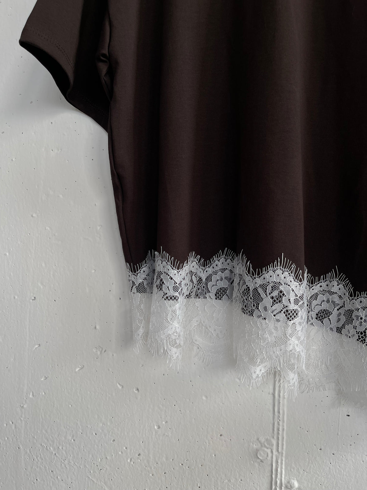 T-shirt Svasata con Pizzo sul Fondo