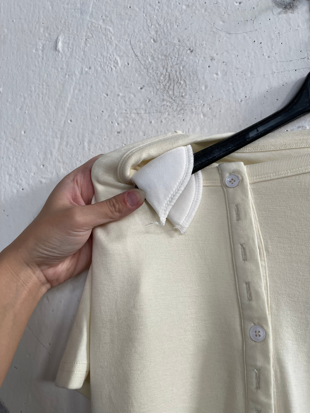 T-shirt con bottoncini e spalline imbottite