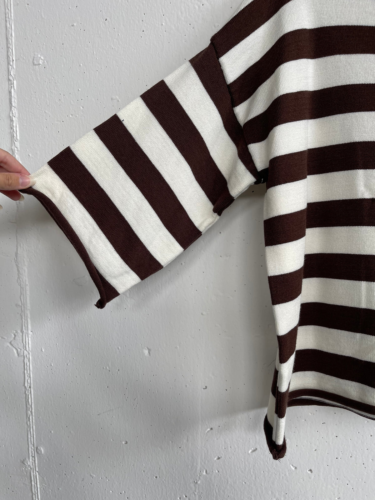 Pull con manica a tre quarti a taglio vivo a righe