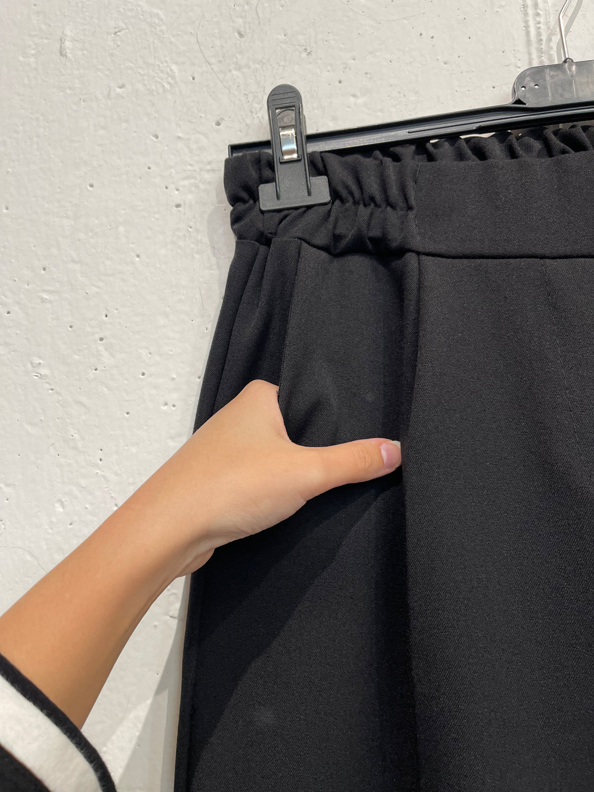 Pantalone misto viscosa a palazzo con pieghe davanti ed elastico dietro