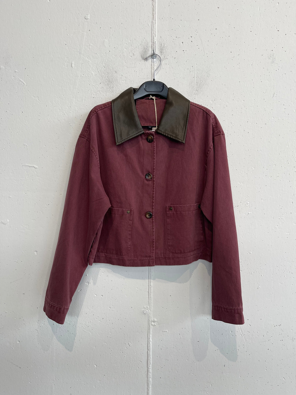 Giacca carpentiere cropped in denim con colletto