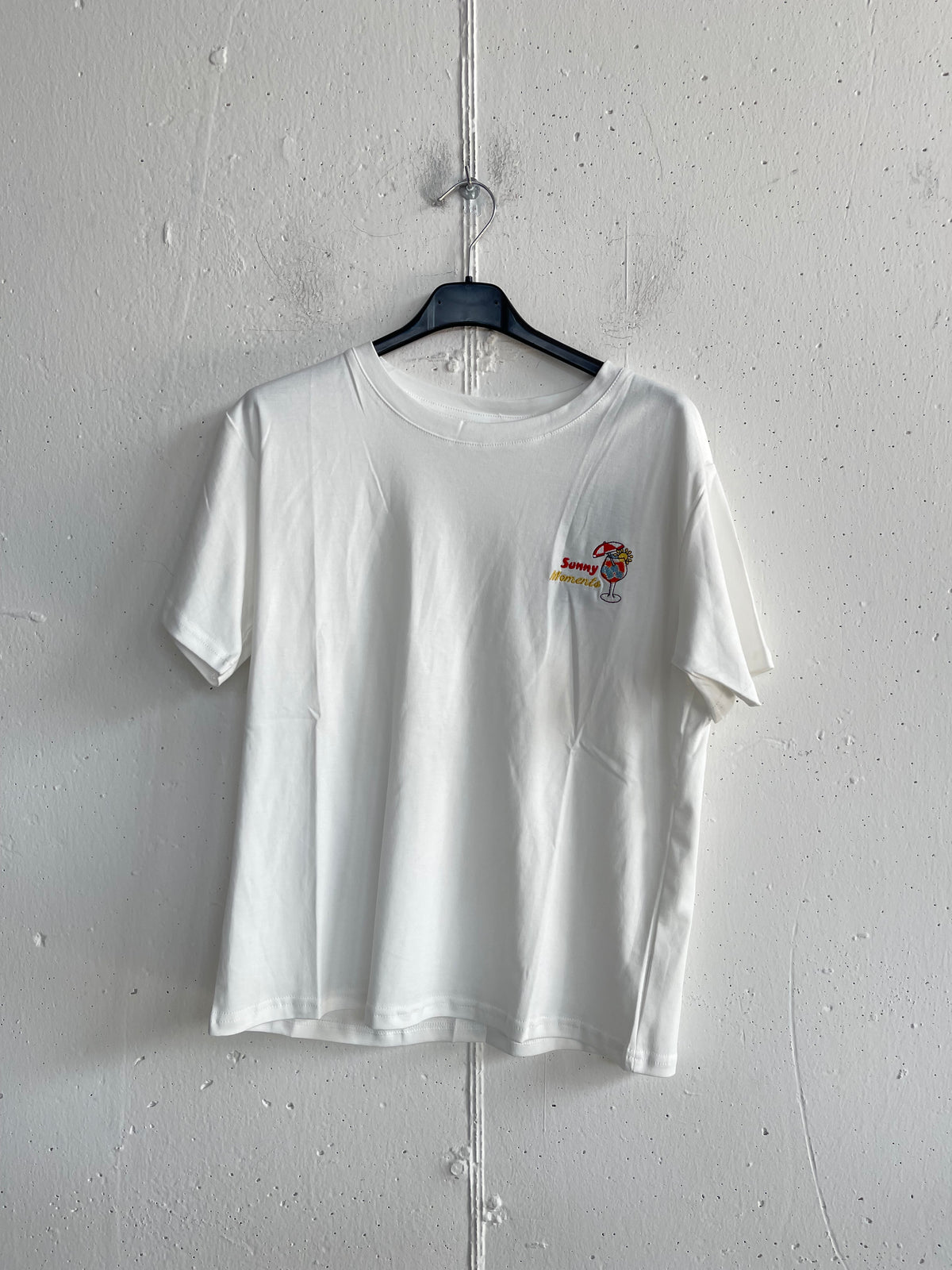 T-shirt scritta ricamata "SUNNY MOMENTS"