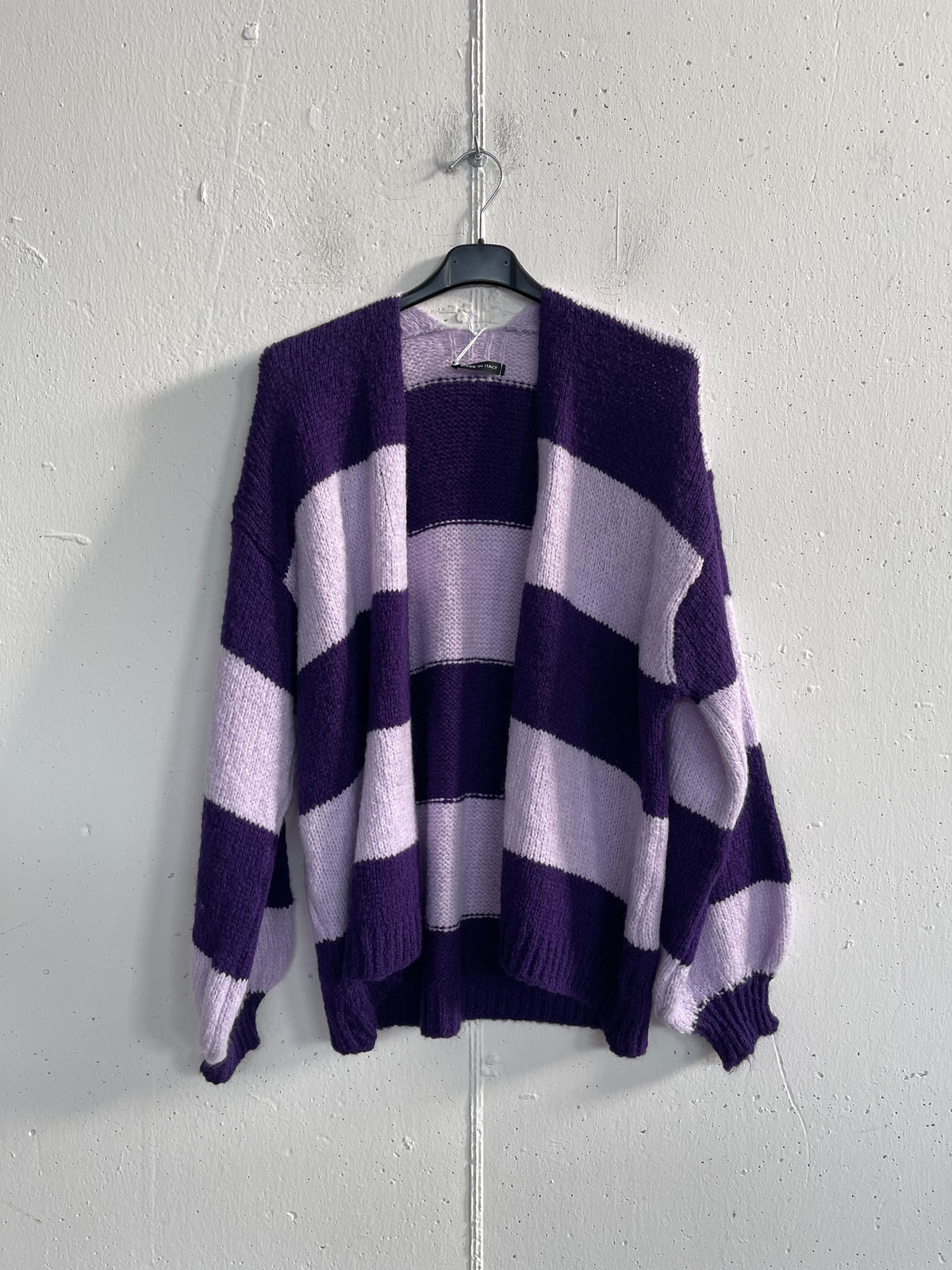 Cardigan over a righe