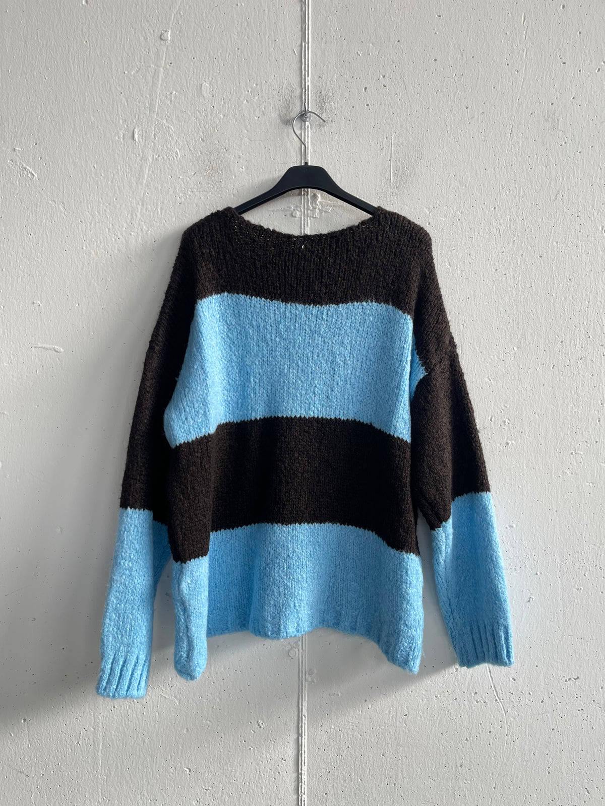 Maglione a righe con scollo a V