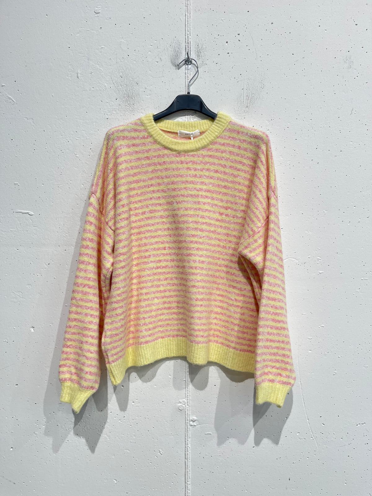 Pull colorato a righe con scritta sul retro AMOUR