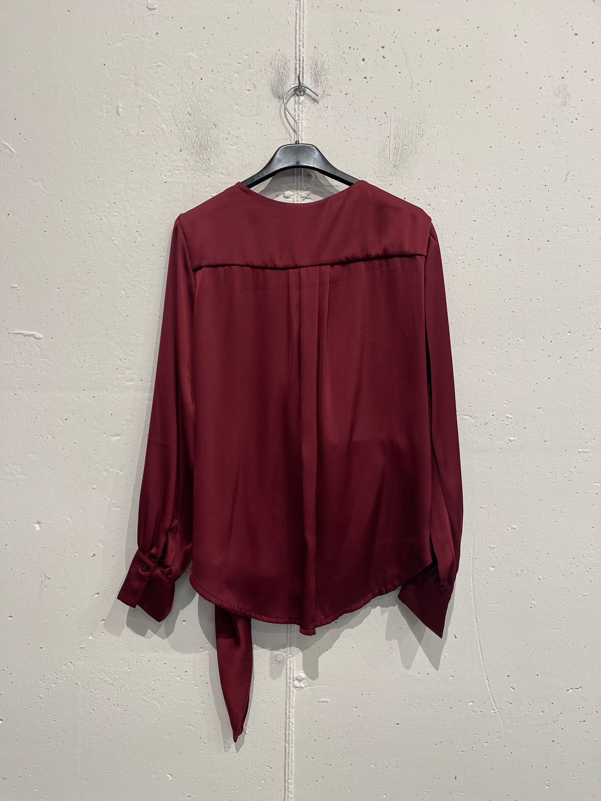 Camicia satinata con laccio laterale
