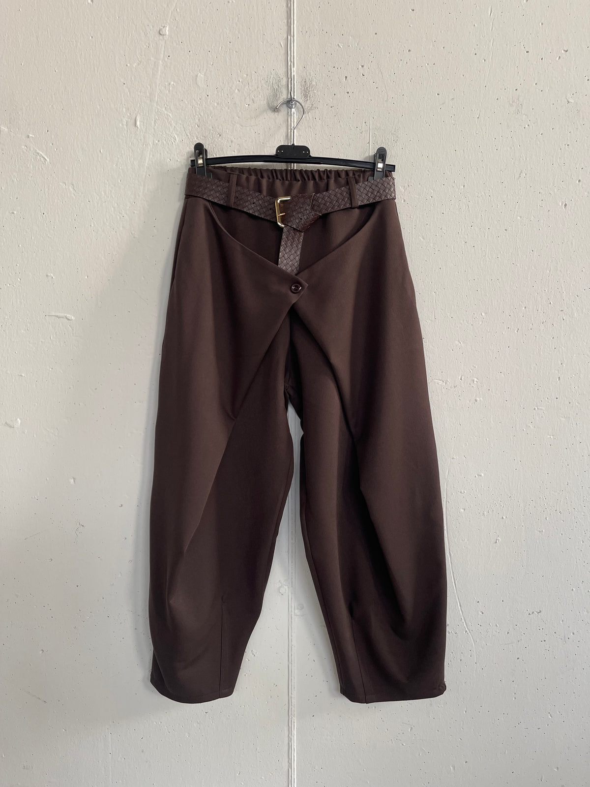 Pantalone balloon con patta asimmetrica sul davanti