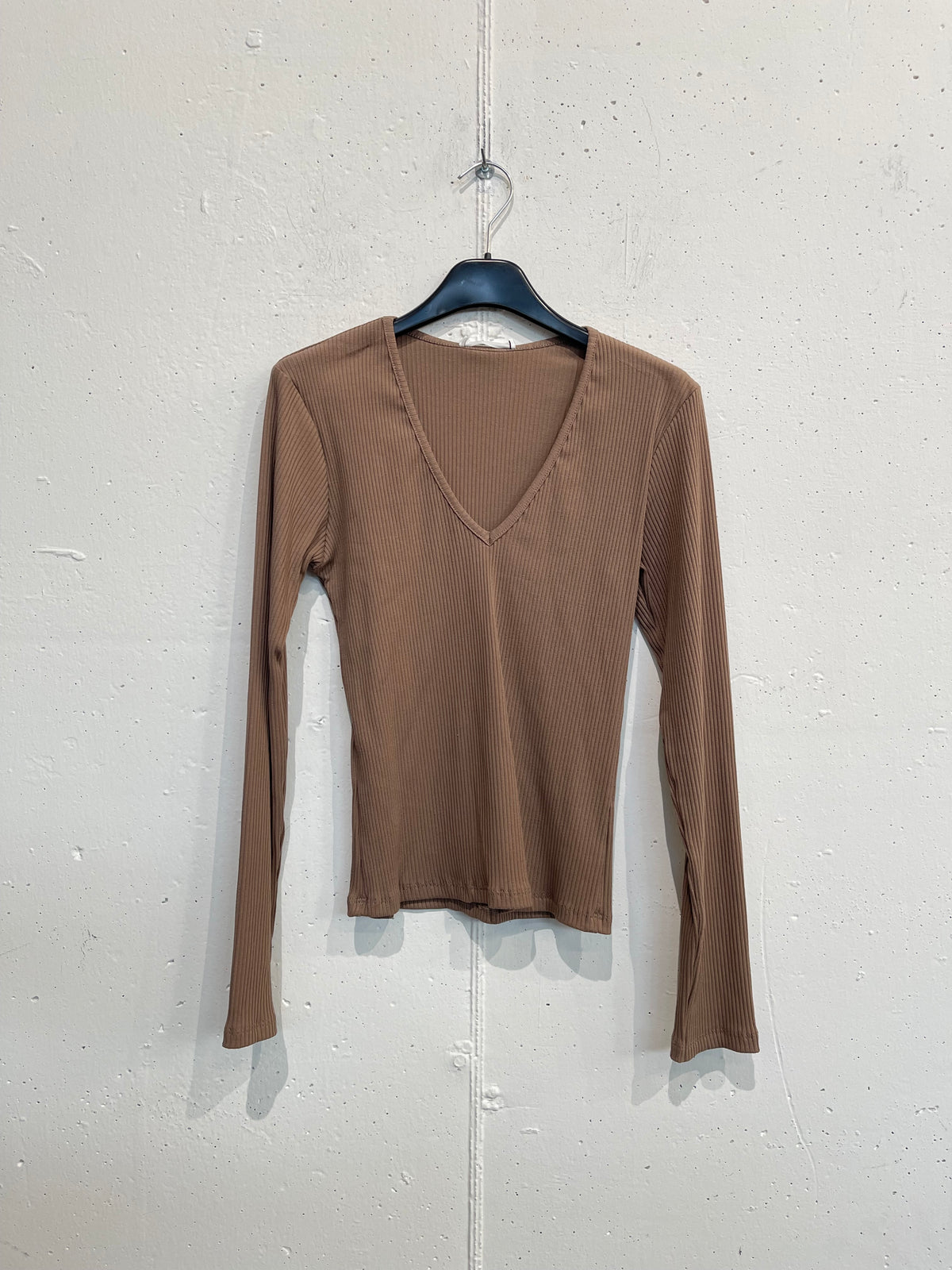 Maglia slim a costine con scollo a V profondo