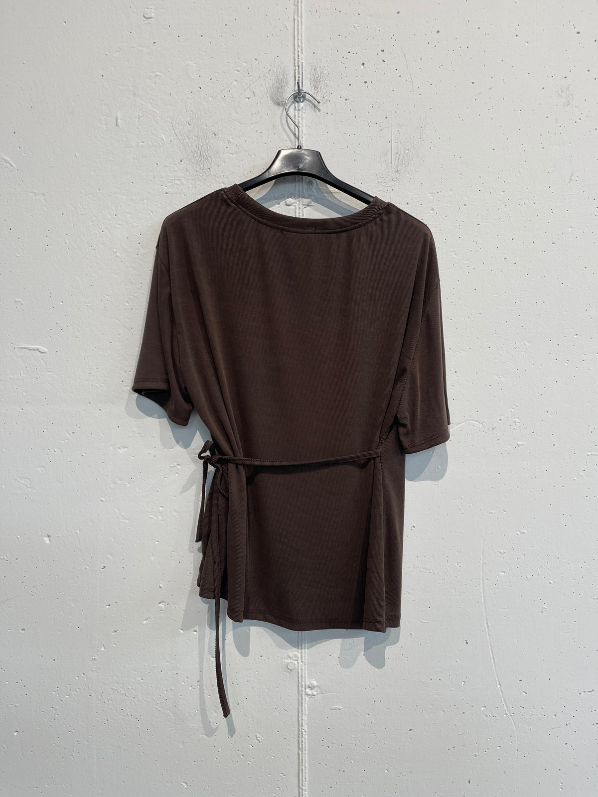 T-shirt misto viscosa con spago laterale