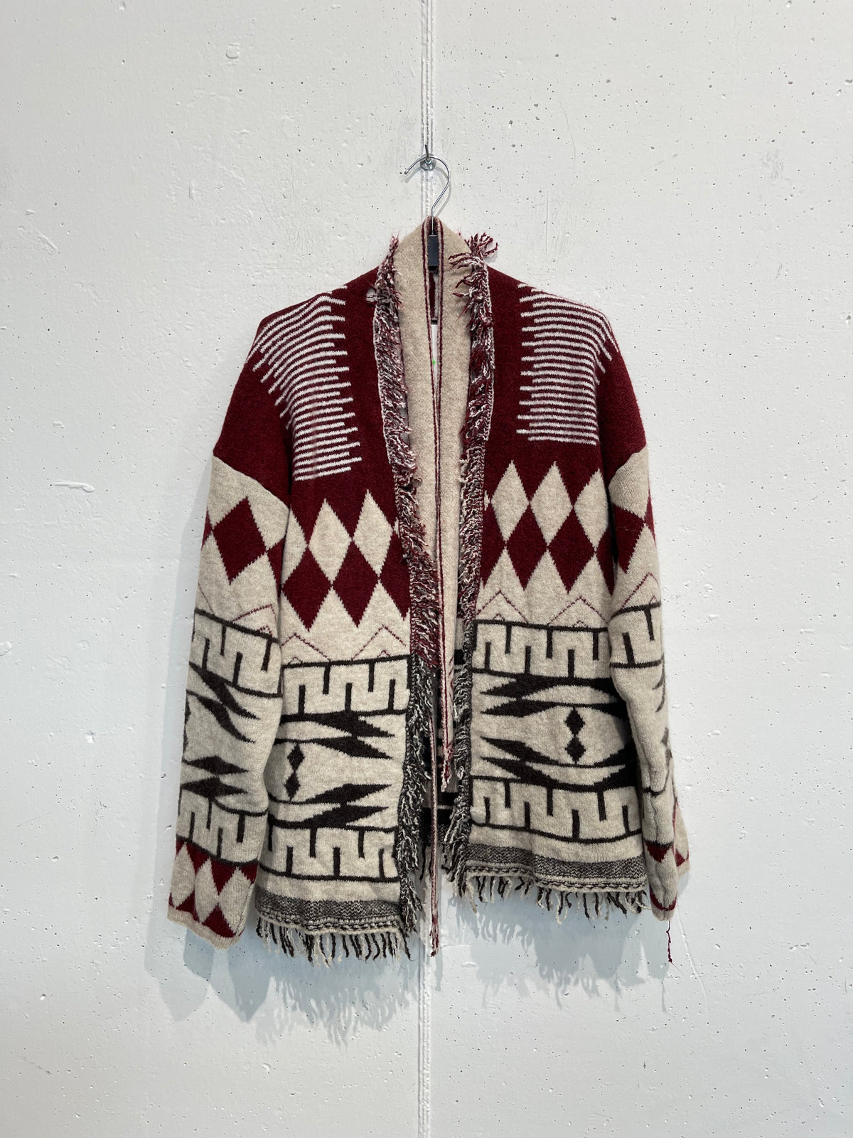Cradigan etnico con bordo sfrangiato
