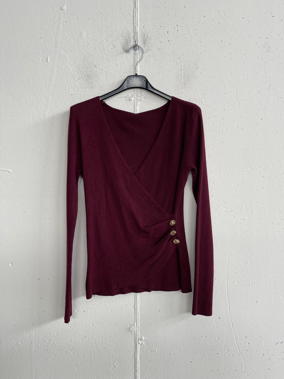 Cardigan aderente con bottoni laterali e arricciatura