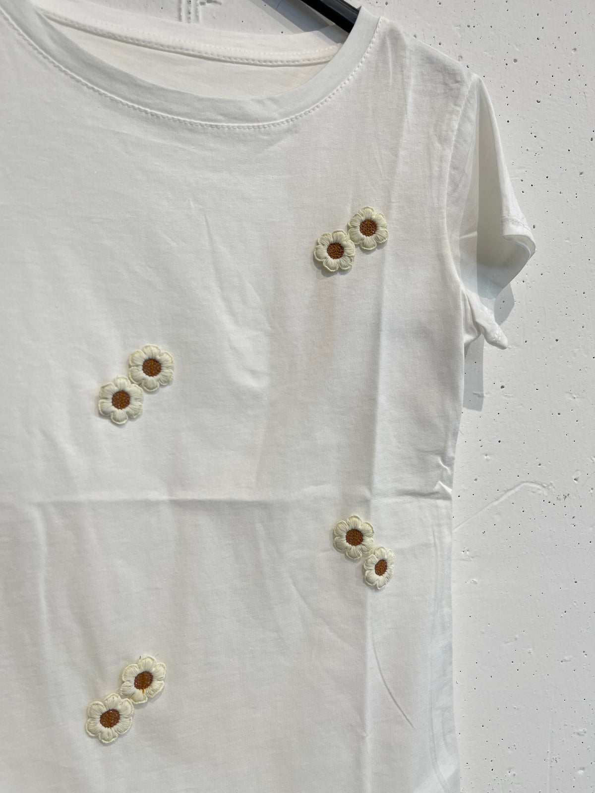 T-shirt dettagli ricamati 3D