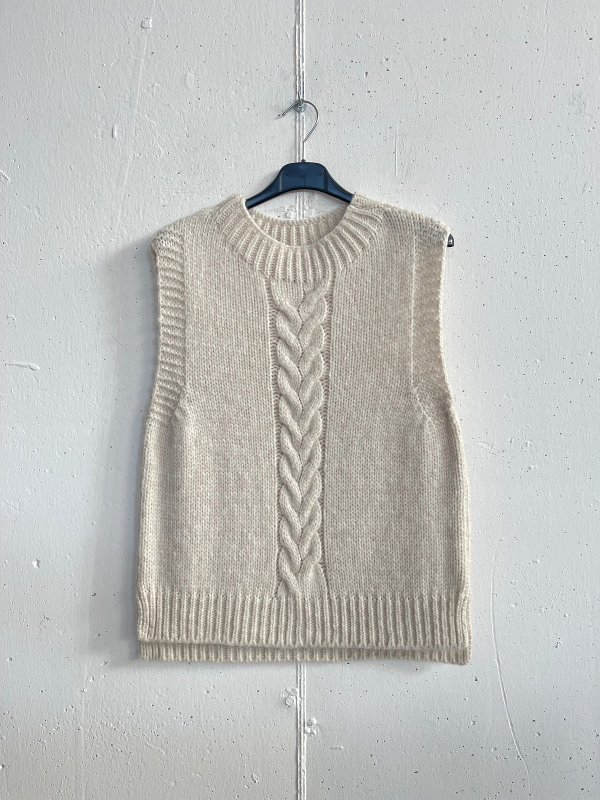 Gilet con treccia ricamata