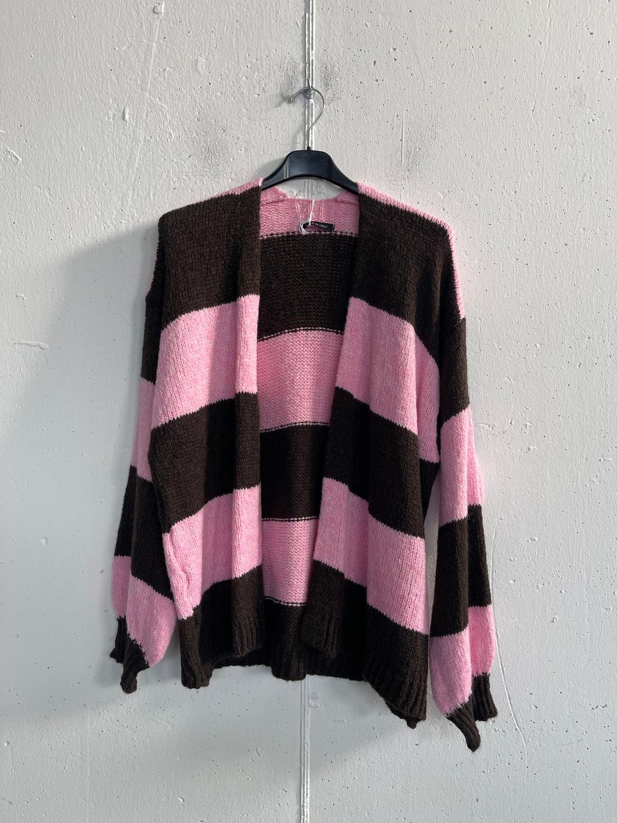 Cardigan over a righe
