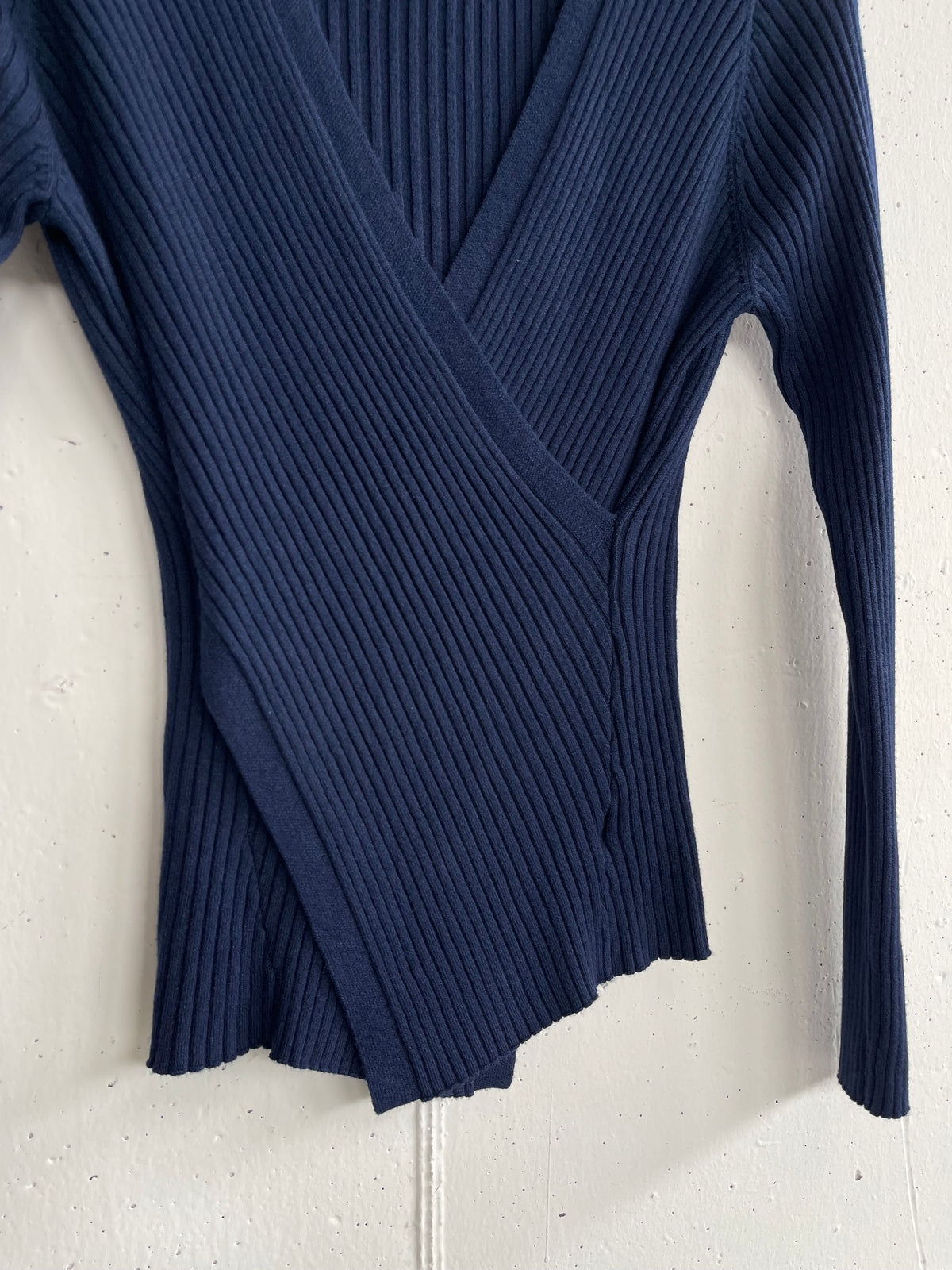 Pullover incrociato aderente