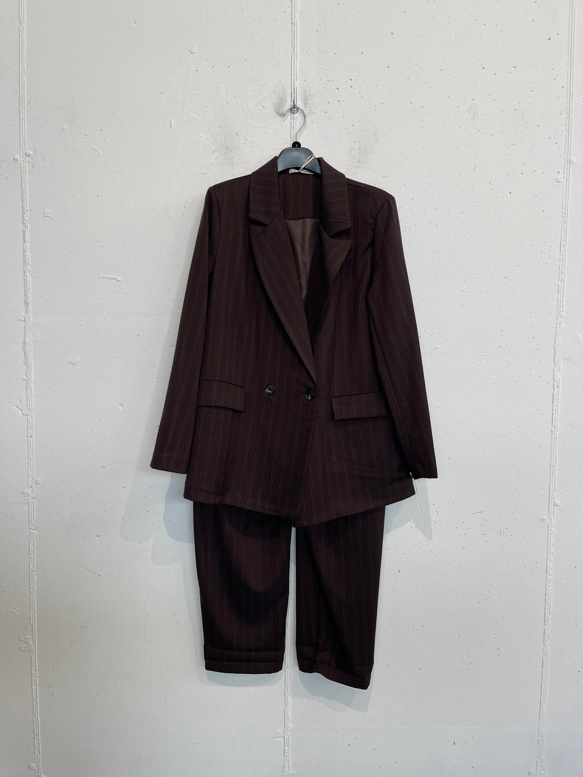 Coordinato gessato classico in marrone