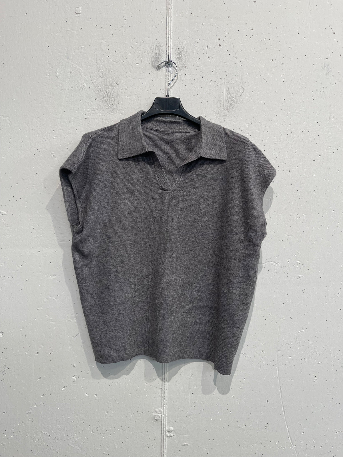 Maglia a costine con collo a polo
