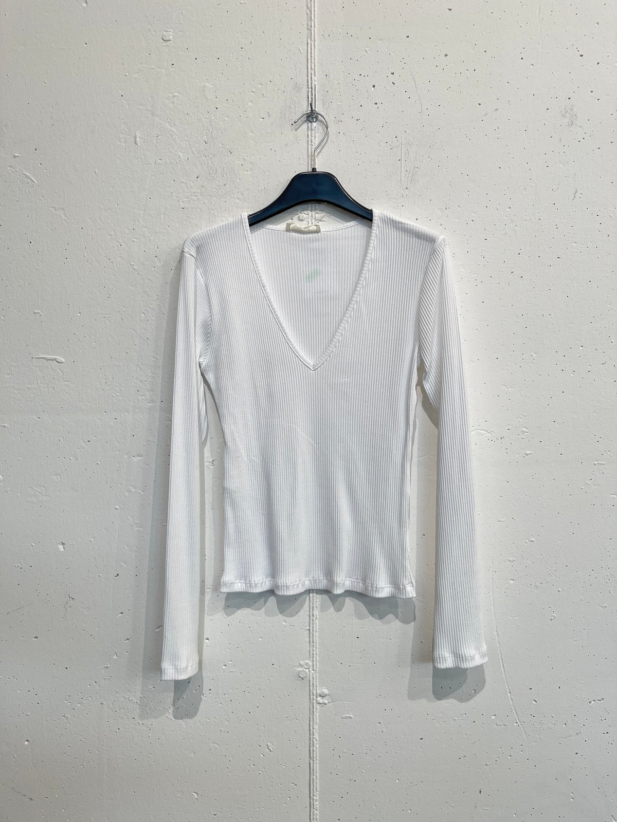 Maglia slim a costine con scollo a V profondo