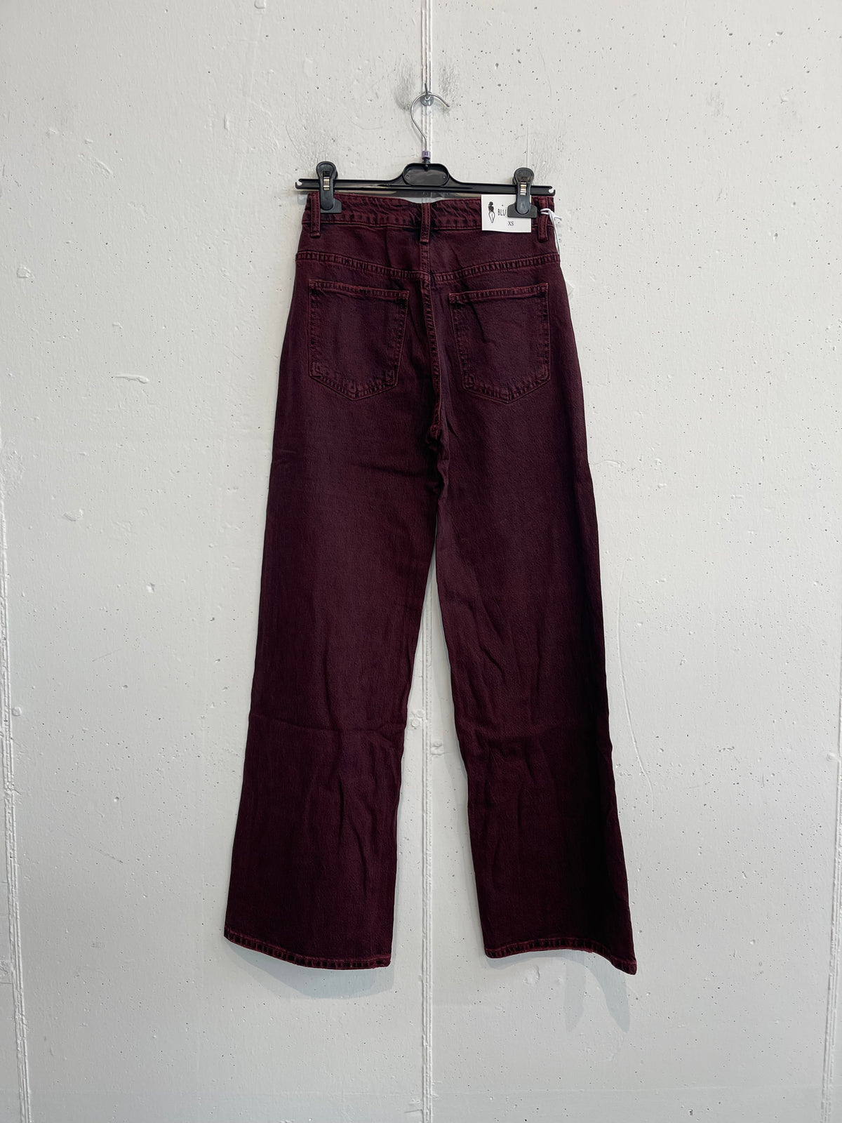 Jeans effetto slavato bordeaux a palazzo
