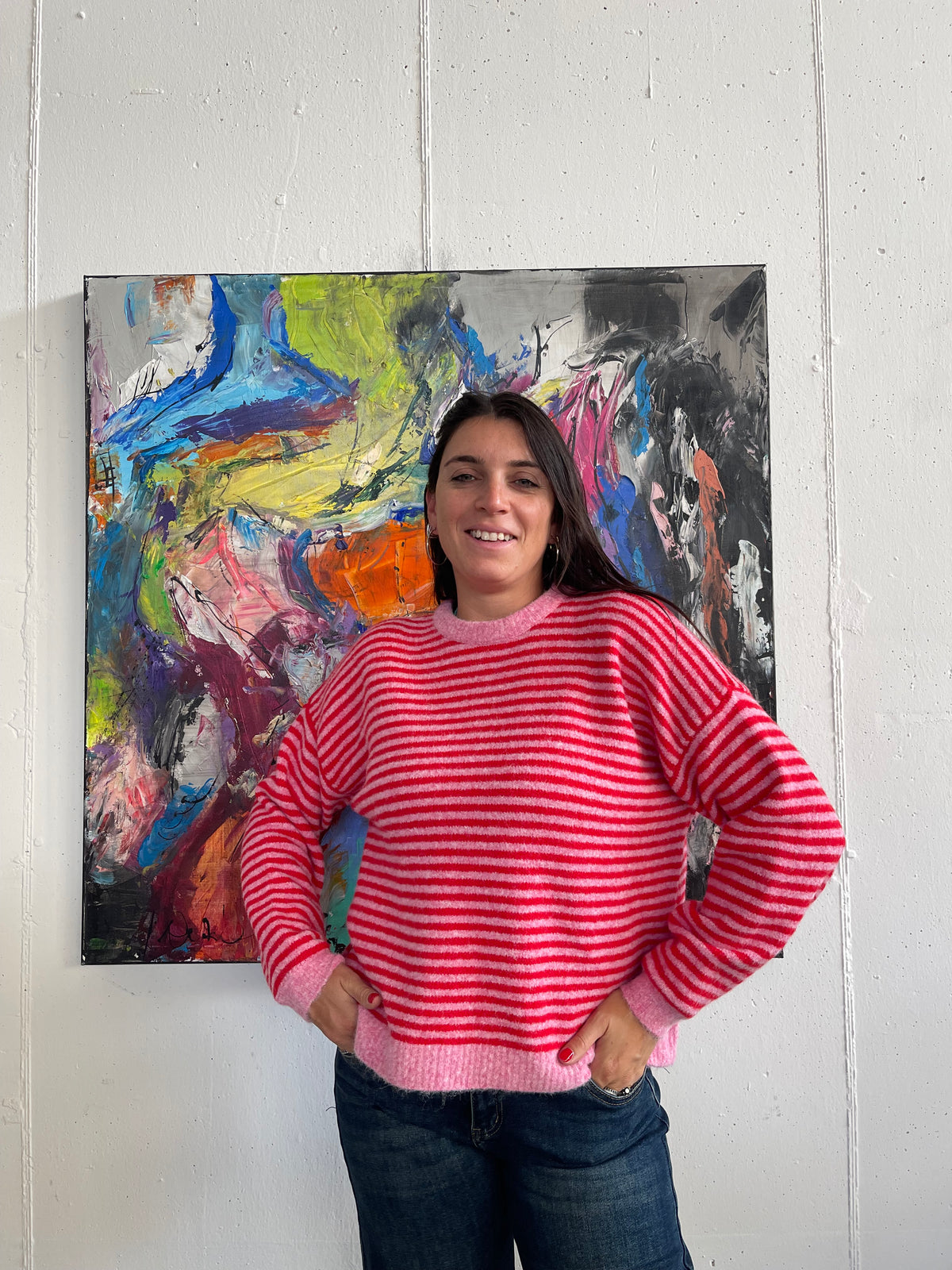 Pull colorato a righe con scritta sul retro AMOUR