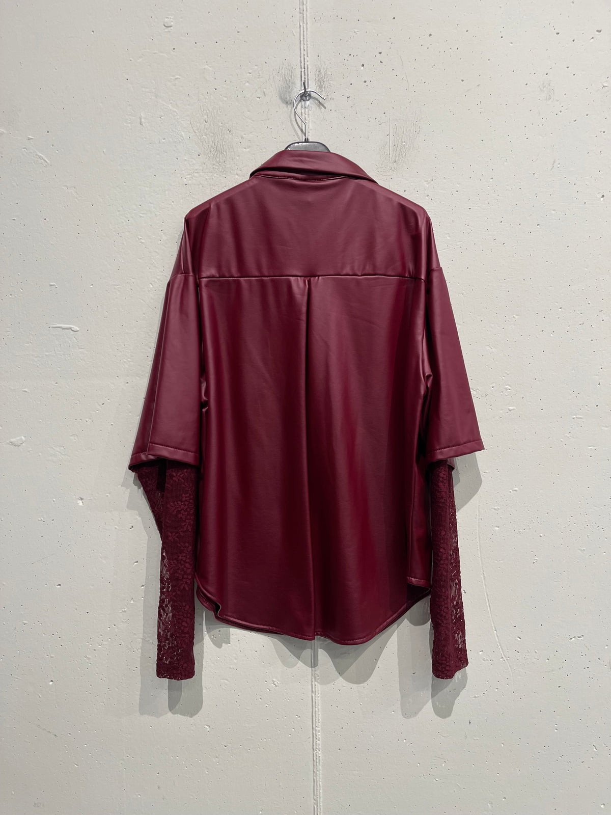 Camicia in pelle con maniche in pizzo