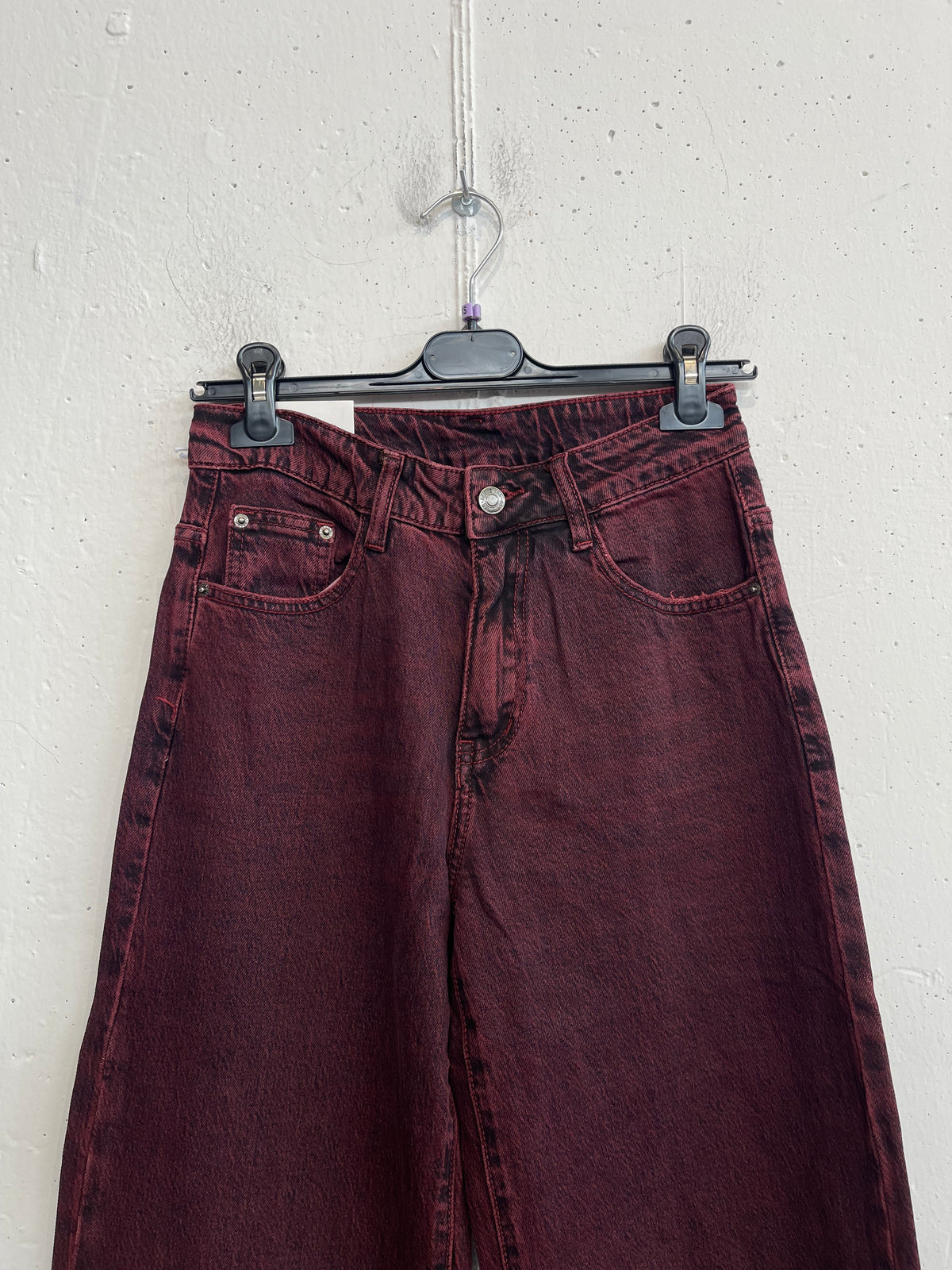 Jeans effetto slavato bordeaux a palazzo