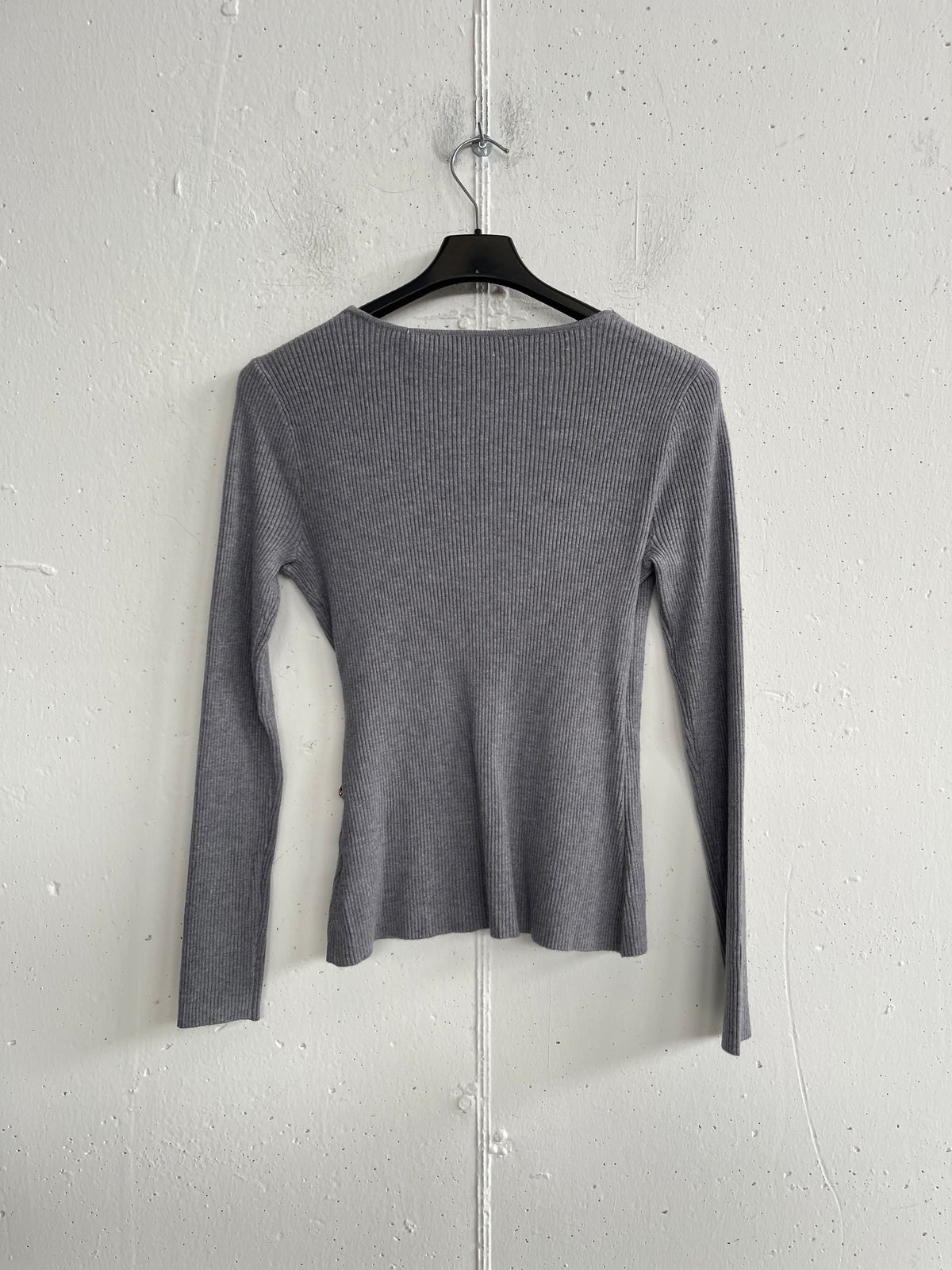Cardigan aderente con bottoni laterali e arricciatura