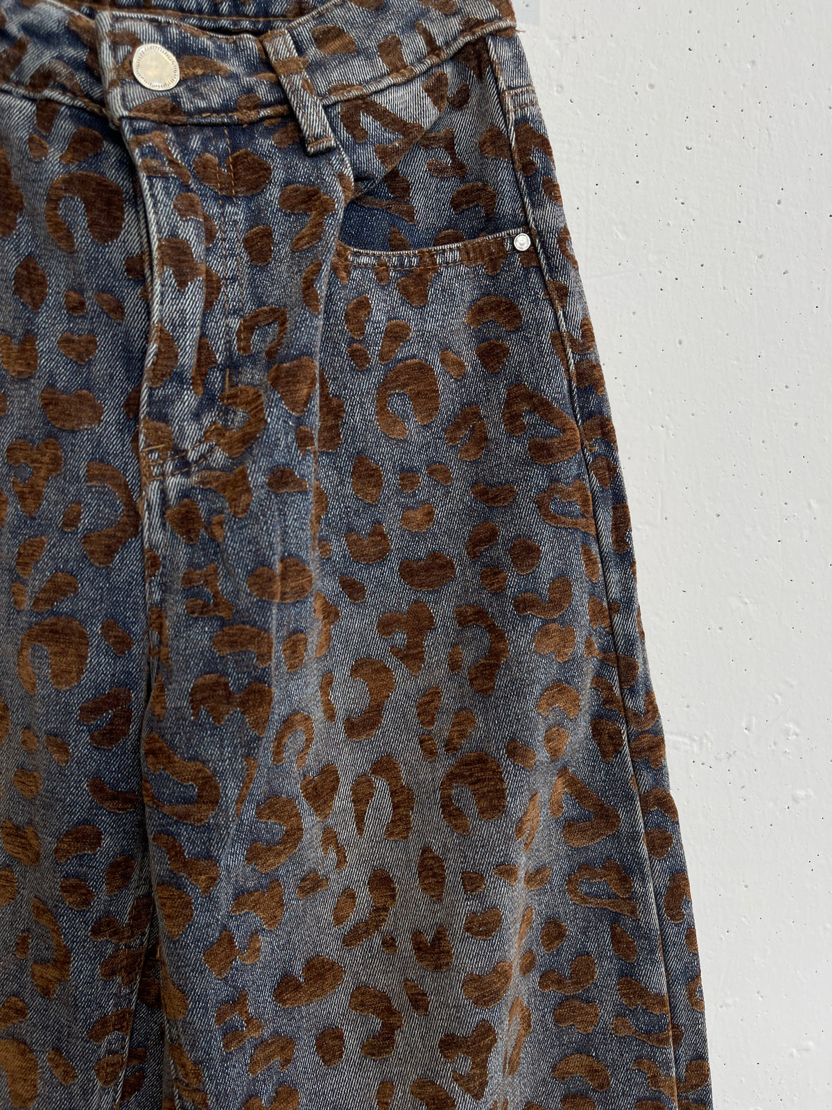 Jeans maculato con dettagli in velluto