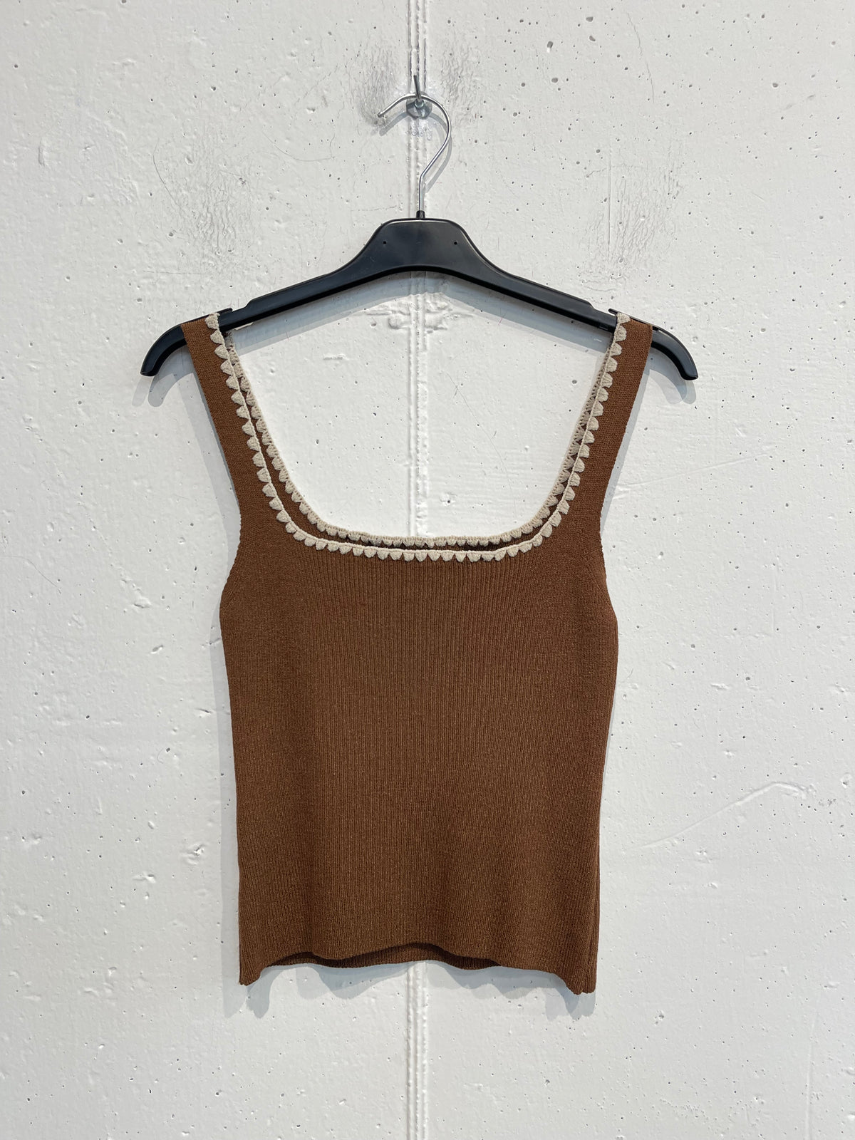 Top scollo quadrato con ricamo