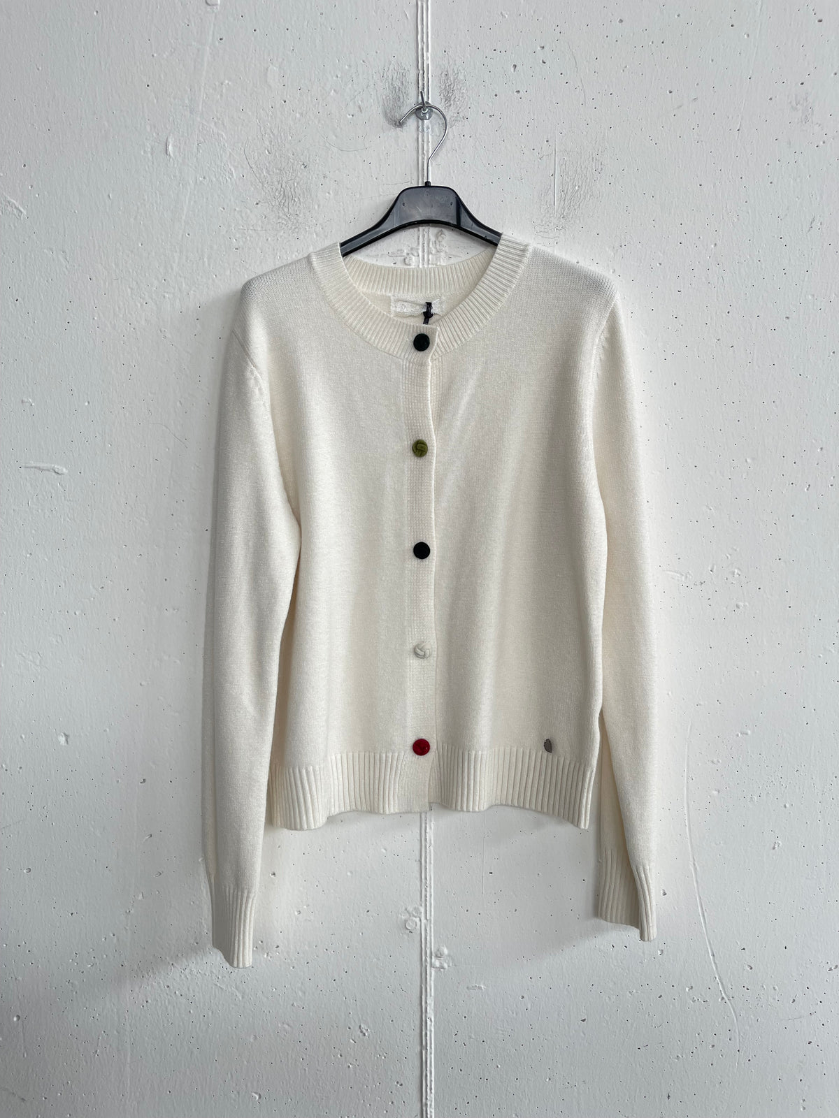 Cardigan basico con bottoni colorati