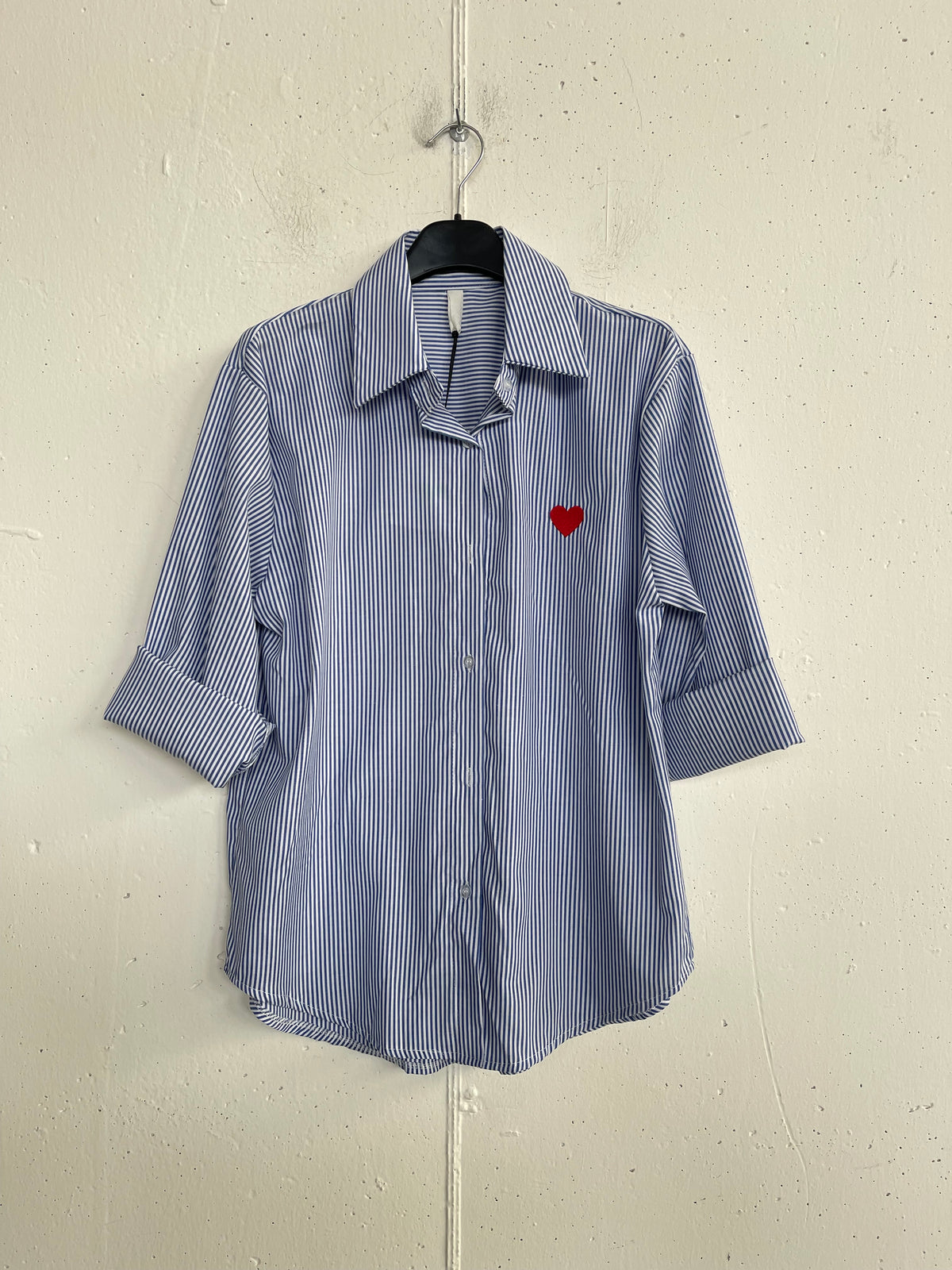 Camicia con cuore ricamato a righine