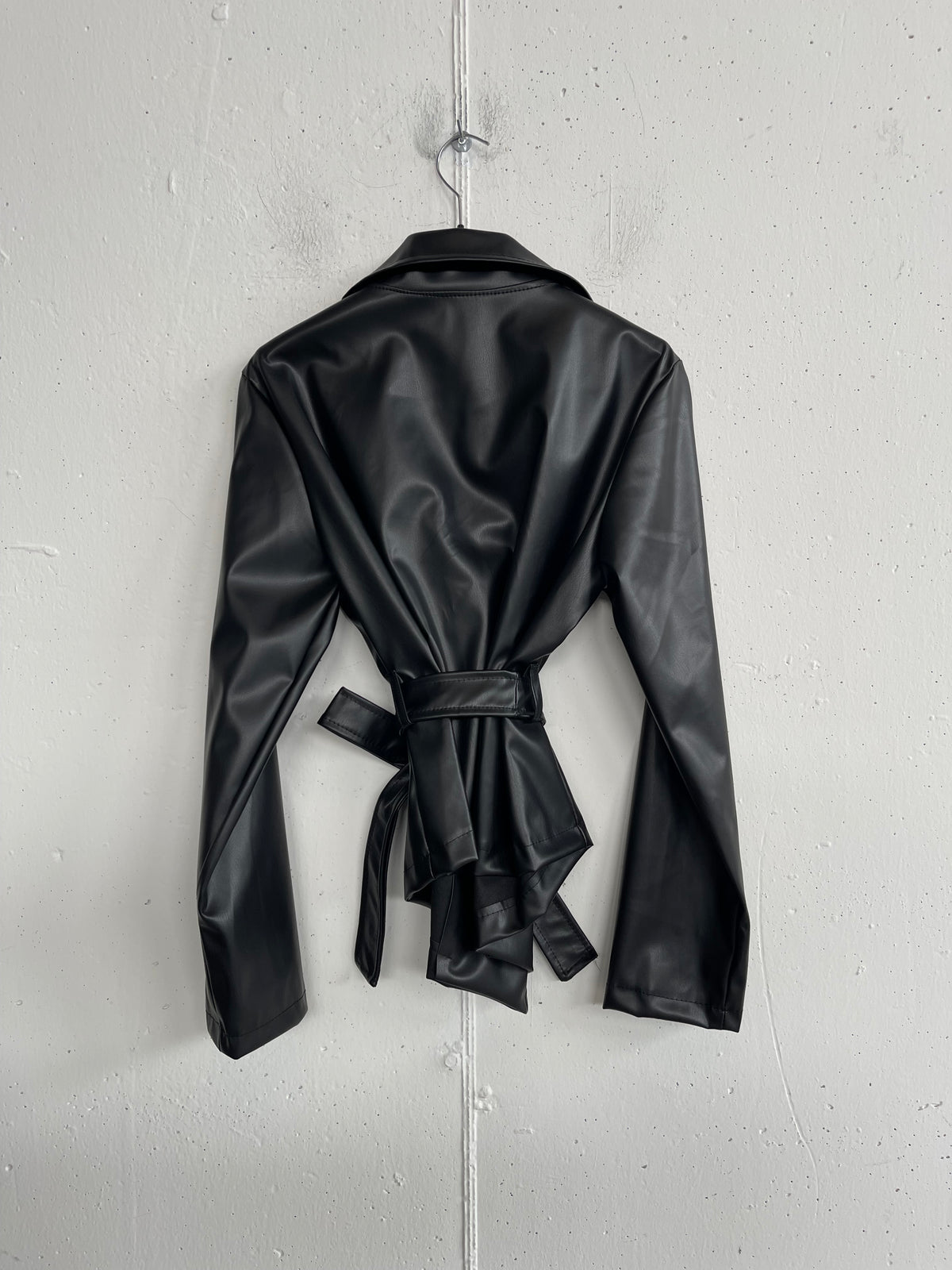 Blazer in ecopelle con cintura