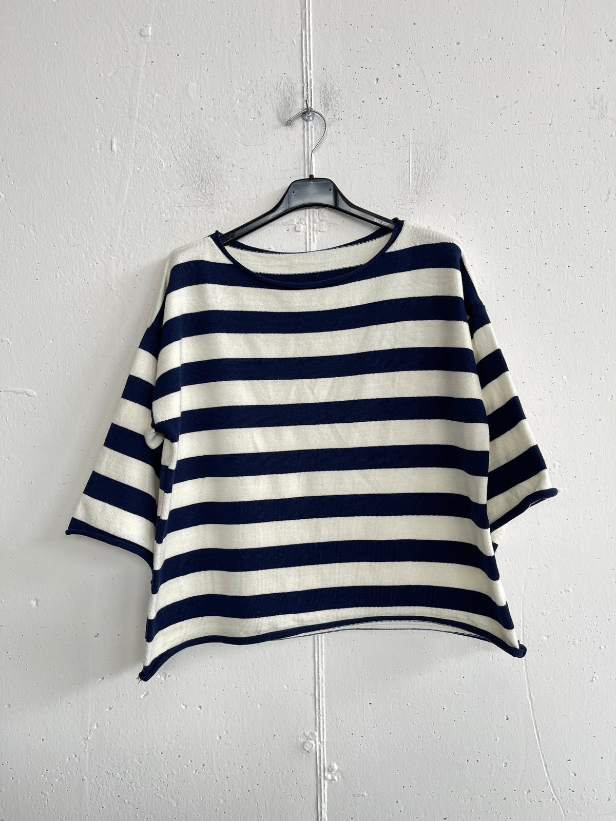 Pull con manica a tre quarti a taglio vivo a righe