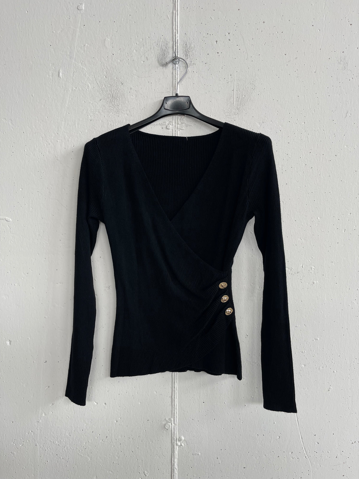 Cardigan aderente con bottoni laterali e arricciatura