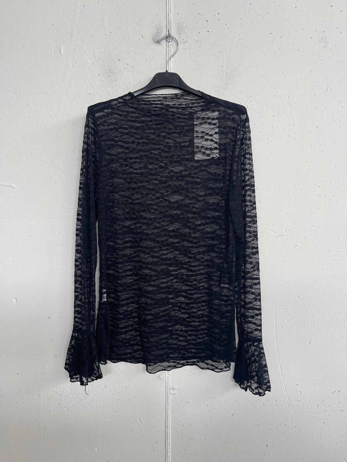 Top in pizzo con manica a campanella